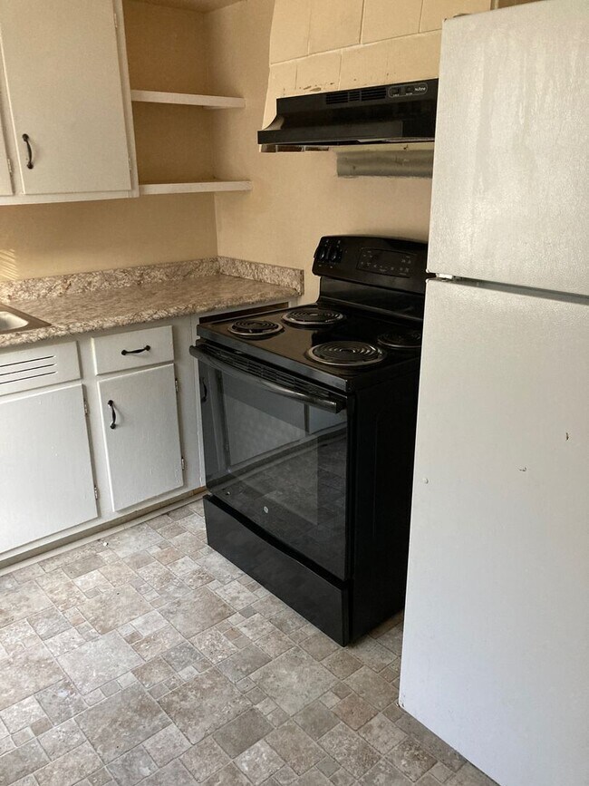 Building Photo - 2 bdrm, 1 bth Available for Rent