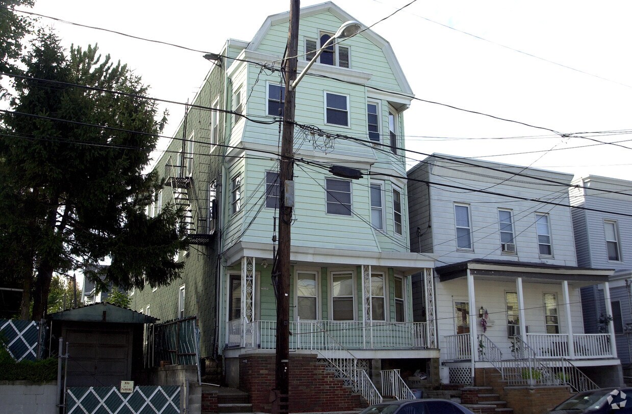 Building Photo - 64 W 11th St