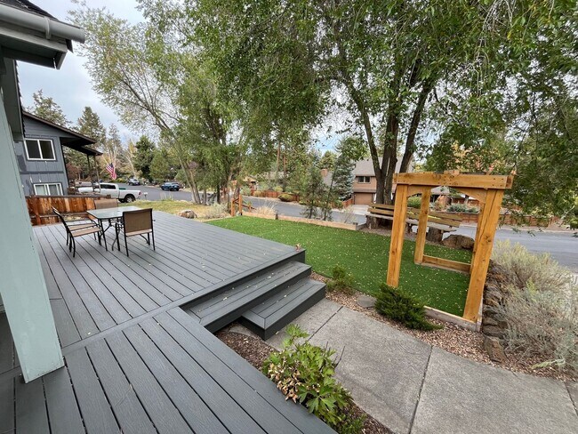Building Photo - 2807 NE Lotno Dr