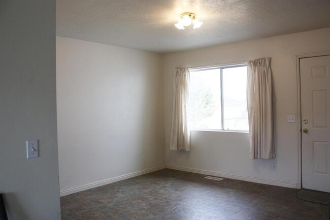 Building Photo - 4 bed 2 bath - Single Family Home - Pet Fr...