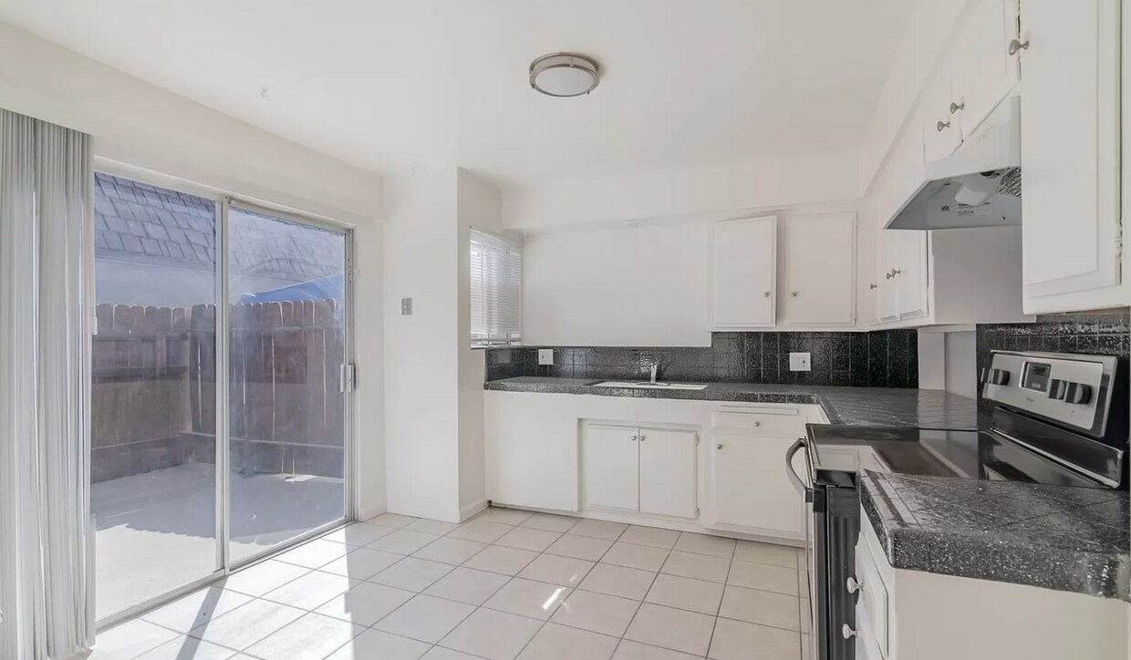 3718 Dana St Unit 1A, Bakersfield, CA 93306 Room for Rent in