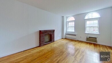 Building Photo - 402 E 83rd St
