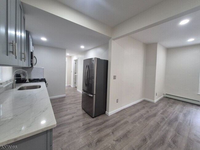 Foto del edificio - 166 Roseville Ave