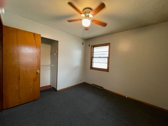 Building Photo - 3 bedroom home with 1.5 bathrooms Immediat...