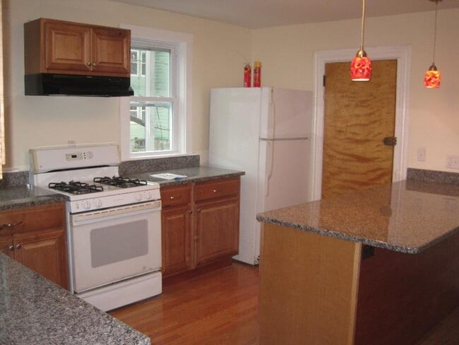 Building Photo - Nicely renovated 3 bed unit at an unbeatable price!