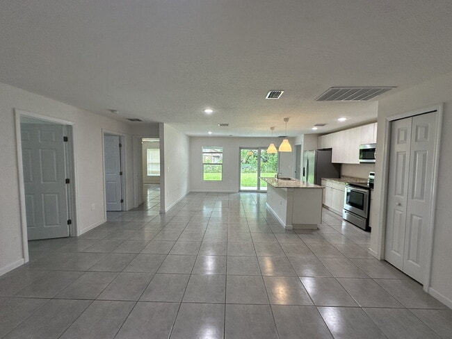 Building Photo - Charming 4-Bedroom Home with Granite Count...