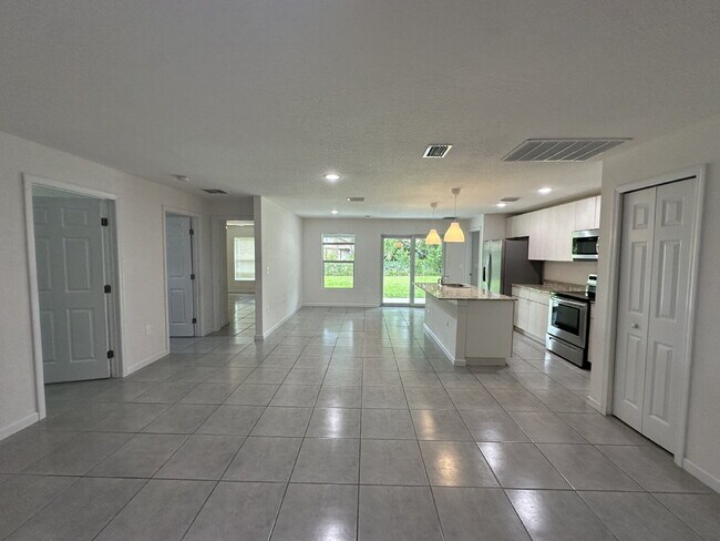 Foto del edificio - Charming 4-Bedroom Home with Granite Count...