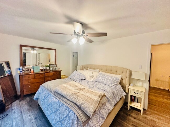 Building Photo - BEAUTIFULLY UPDATED TOWNHOME IN FAIRFAX!