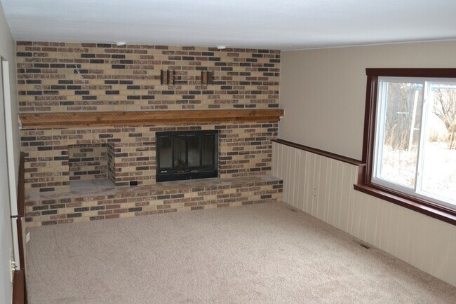 Foto del edificio - Fenced backyard! 3 Bed/1.5 Bath- Over 2000...