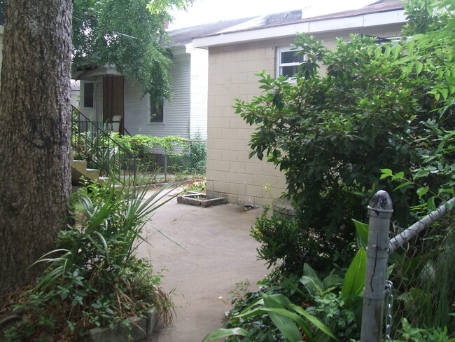 Building Photo - Carriage House apartment, near downtown, w...