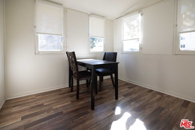 Foto del edificio - 824 S Bonnie Brae St