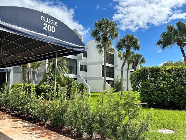 Building Photo - 200 Lakeview Dr