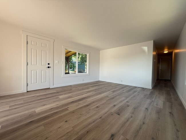 Foto del edificio - SCHEDULE A TOUR TODAY TO VIEW THIS NEWLY R...