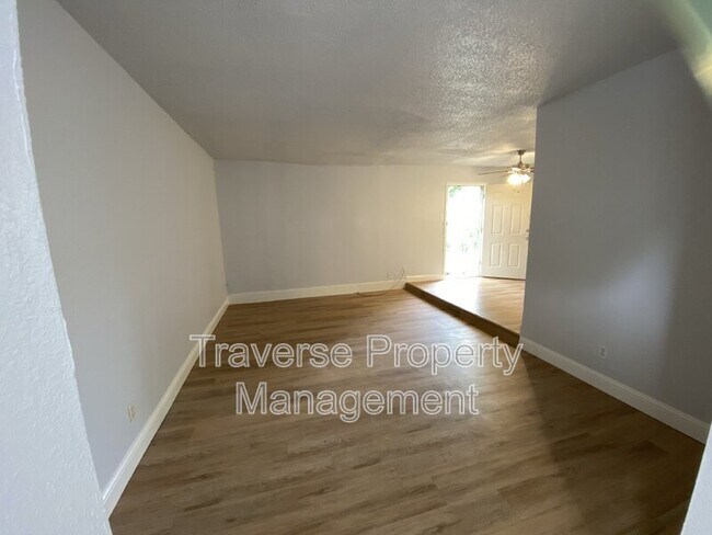 Foto del edificio - 6814 Trail Lake Drive