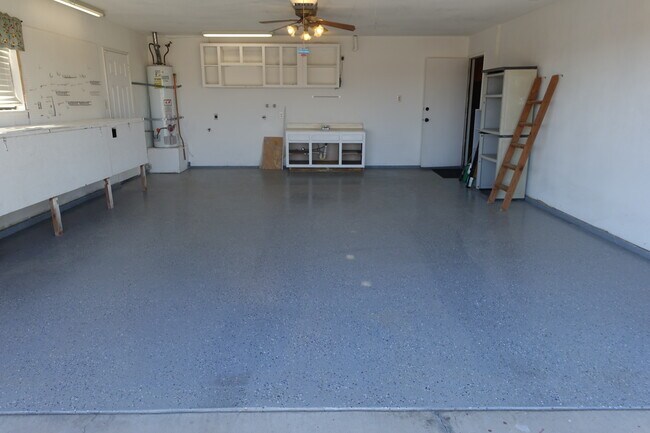 Foto del edificio - 300 W Felspar Ave