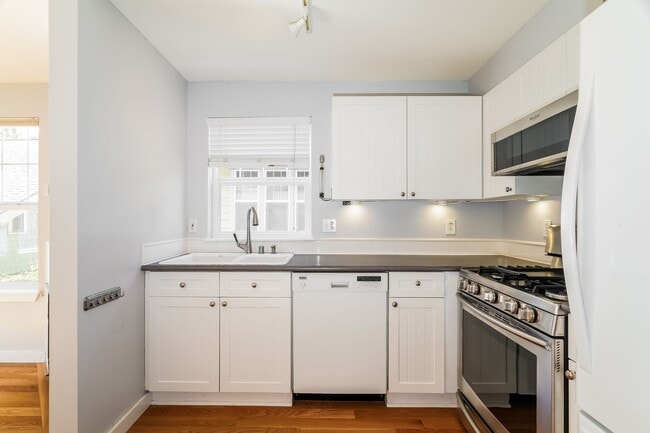Building Photo - Modern Living in the Heart of West Seattle