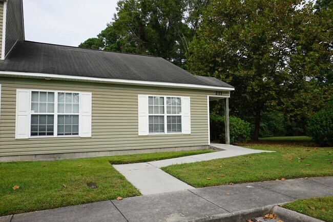 Building Photo - End unit townhome with two bedrooms and tw...