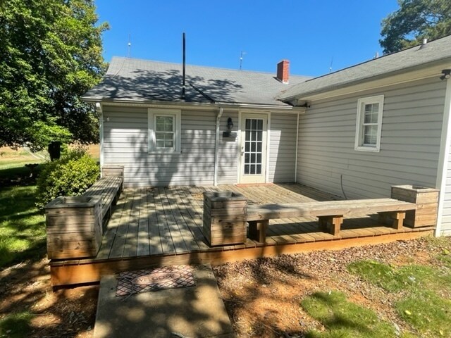 Building Photo - A cozy home w/ 3 beds, 2 bath and a 70 acr...