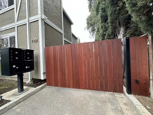 Foto del edificio - Walk To EVERYTHING From This Fully Furnish...