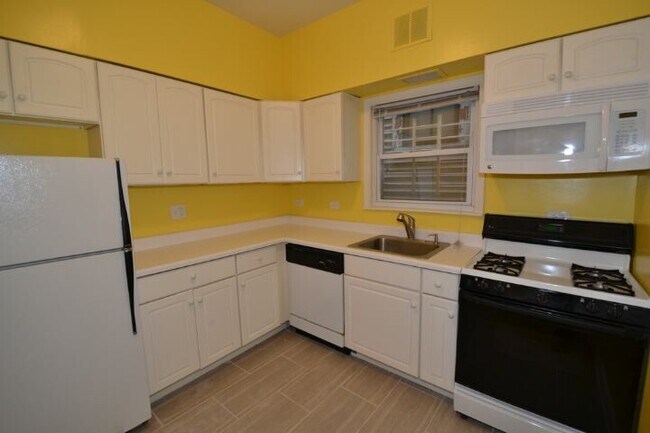 Building Photo - 2763 N Kenmore Ave