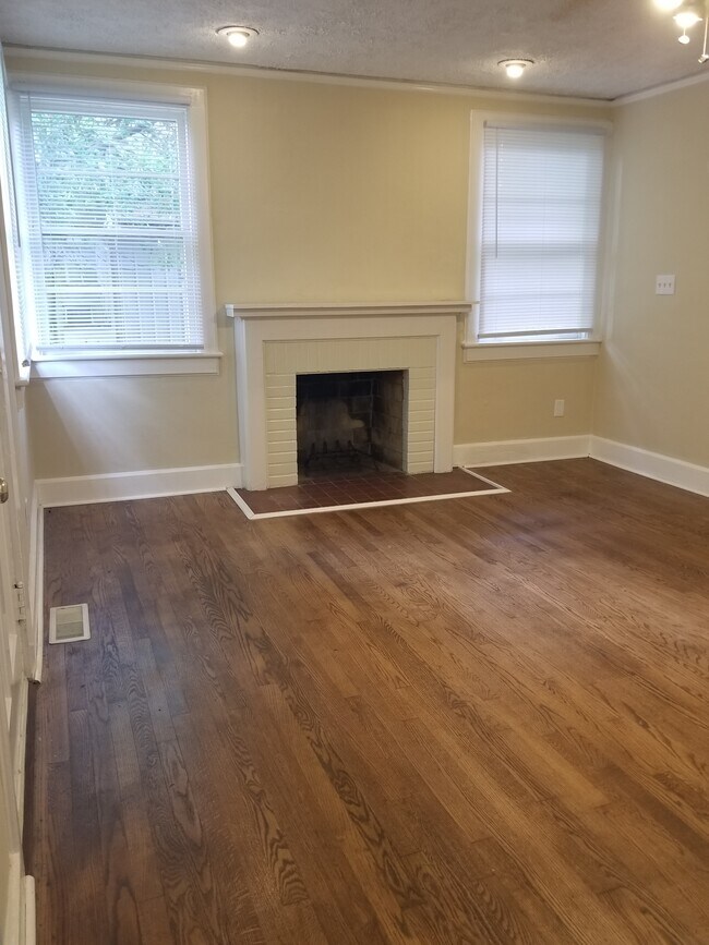 Building Photo - 1111 E 9th St