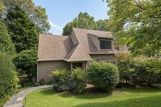 Building Photo - 1011 Highlands Dr