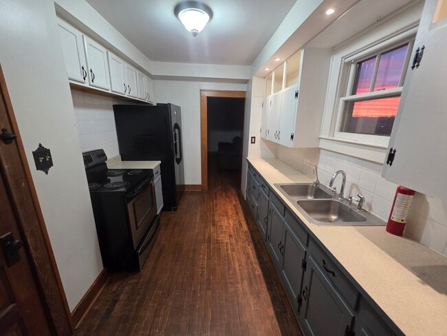 Building Photo - 300 1st St