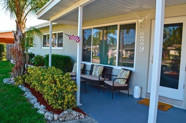 Building Photo - 229 SE 7th Ave