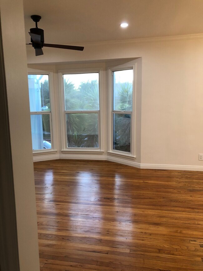 living room has bay window - 1656 Livonia Ave