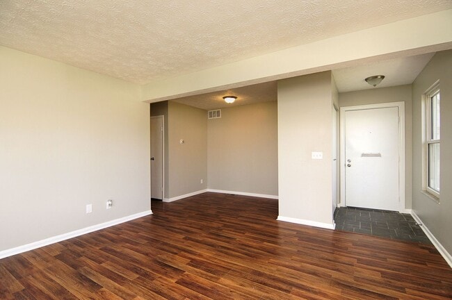 Building Photo - Parkridge Court Apartments - Newly Renovated - Washer & Dryer Hookups