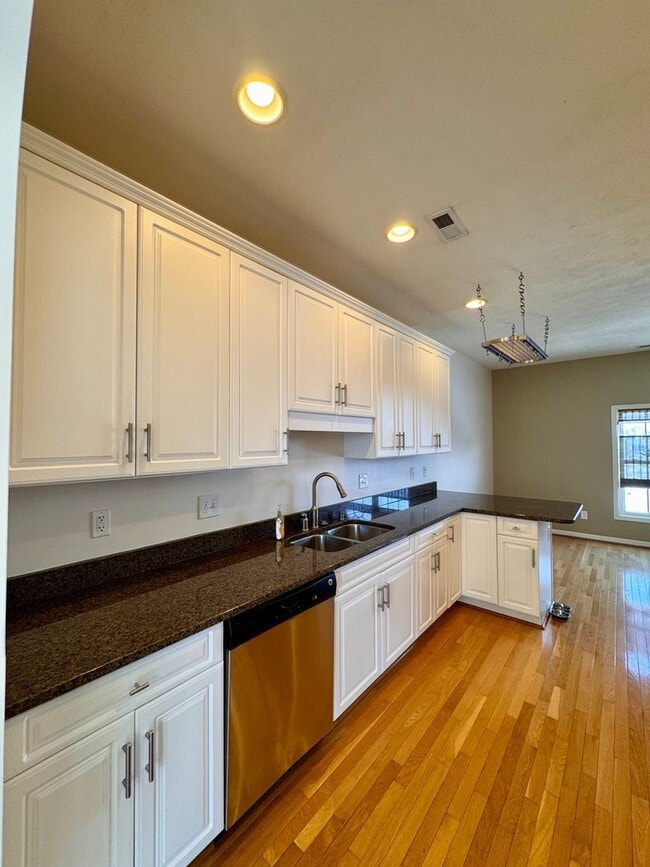 Building Photo - End Unit Townhome for Rent in Taylor Springs