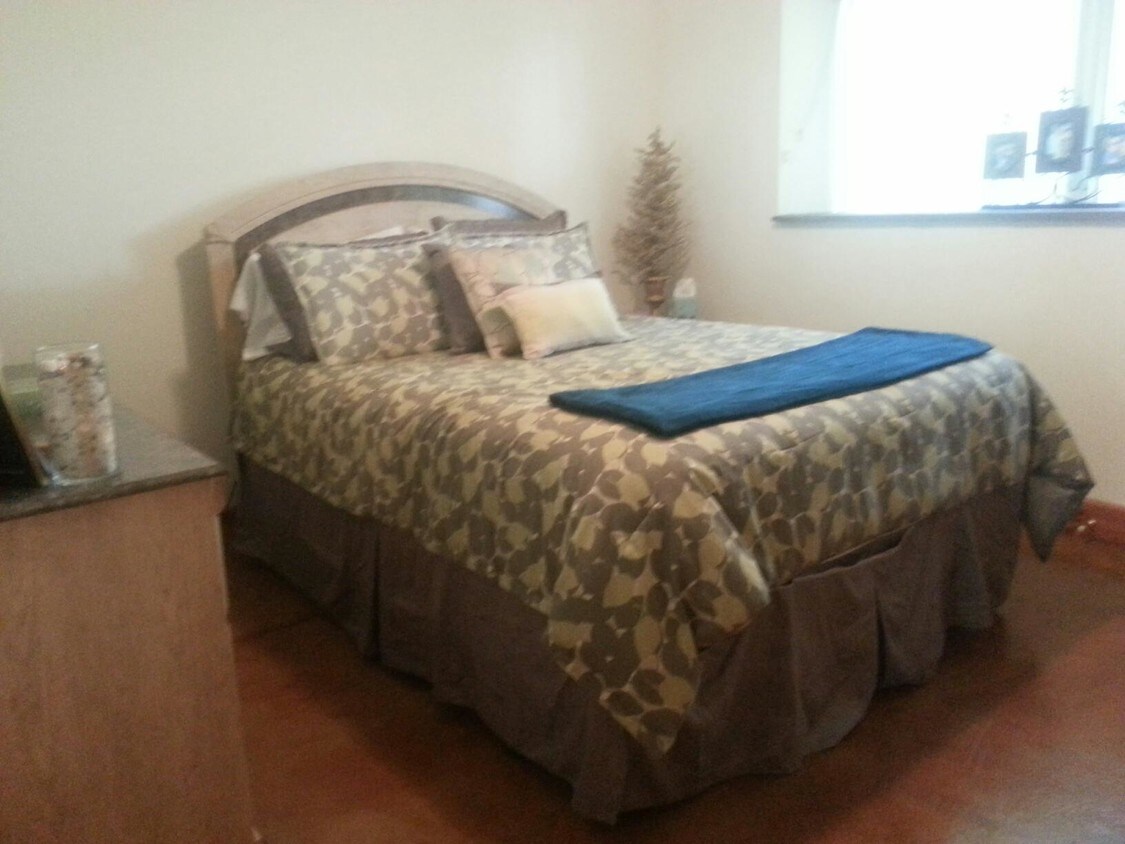 bedroom - 2 Taylor Ave