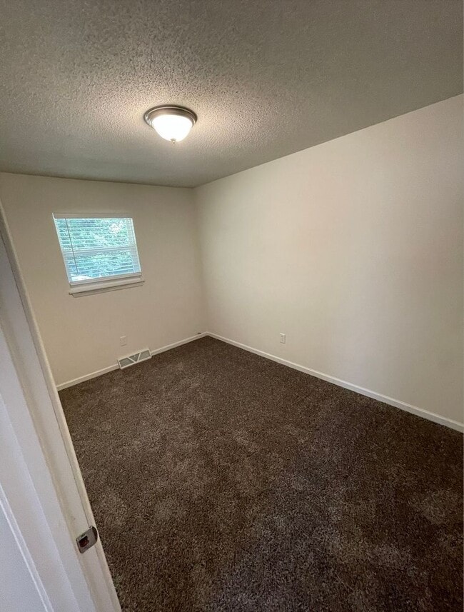 Building Photo - Two Bedroom Unit Available For Rent!