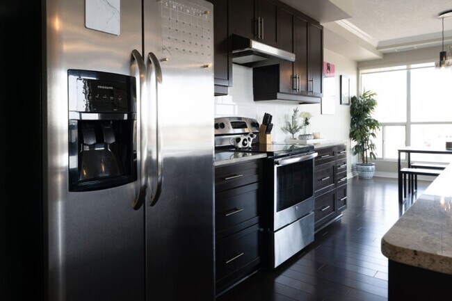 Building Photo - Downtown Executive Condo Living!   2+DEN * Gym * Lounge* Parking * AVAIL Sept 1!