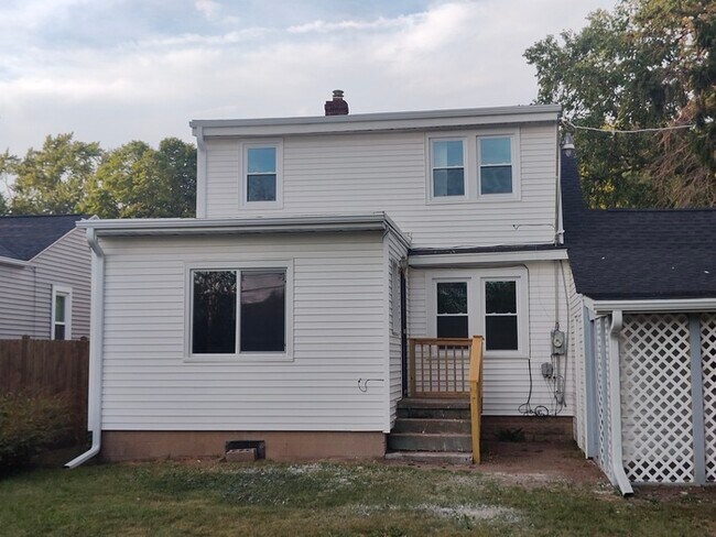 Building Photo - Fully Renovated 4-Bedroom Gem in Rockford ...