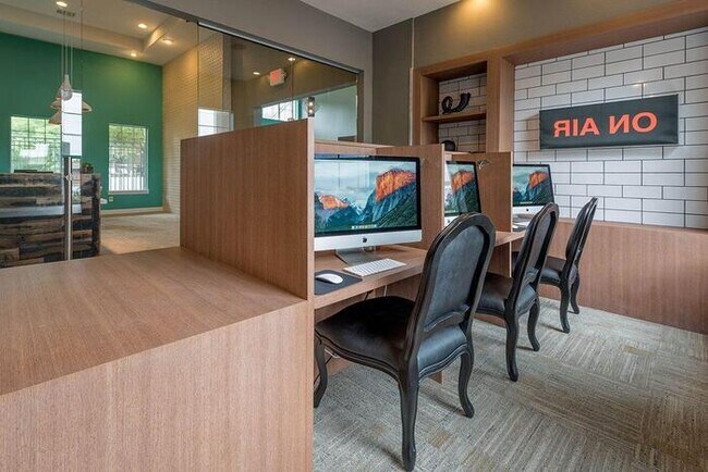 Foto del edificio - 13425 Ranch Rd 620 N