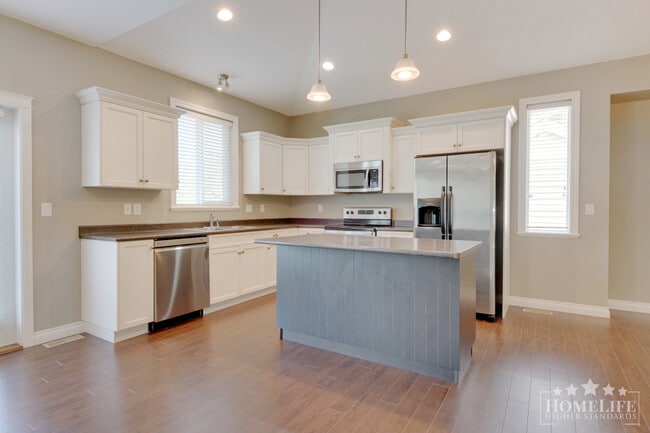 Building Photo - Comfortable & Spacious 3 Bed, 1 Den, & 2.5 Bath - Upper 2 floors of Home for Rent in Promontory!