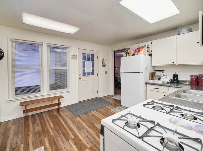 Building Photo - 720 E Ludington Ave