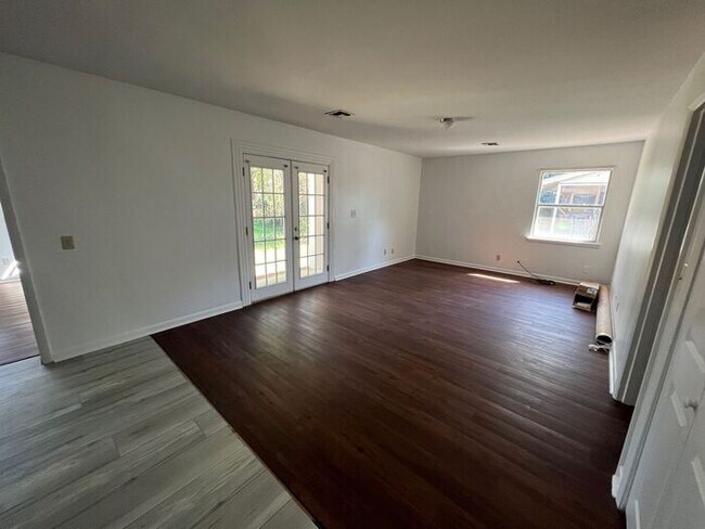 Building Photo - Scenic Heights - 3 Bedroom, 2 Bathroom
