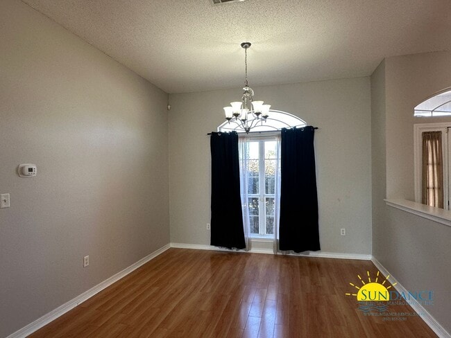 Foto del edificio - Beautiful 4 Bedroom Home in Navarre!