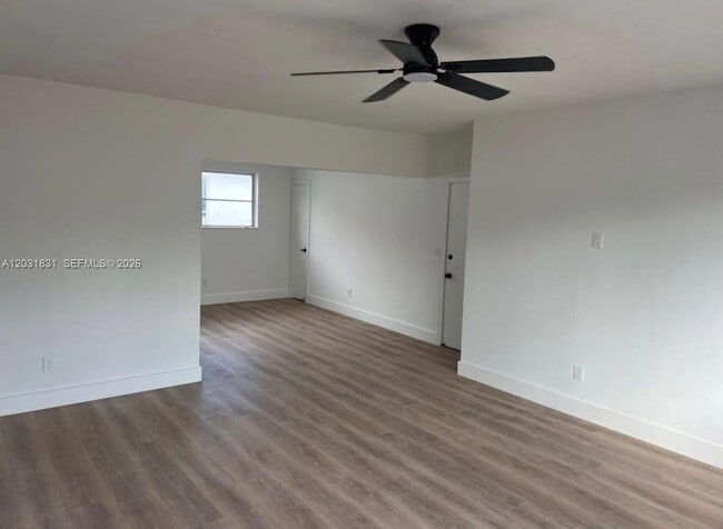 Foto del edificio - 7730 Byron Ave