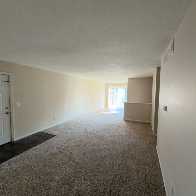 Building Photo - 3 Bedroom Duplex in Rockford!