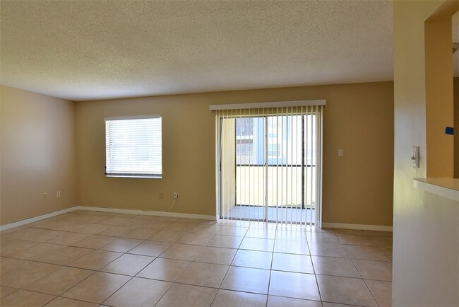 Building Photo - UPDATED KITCHEN!!! 2BR 1BA in Windmill Poi...