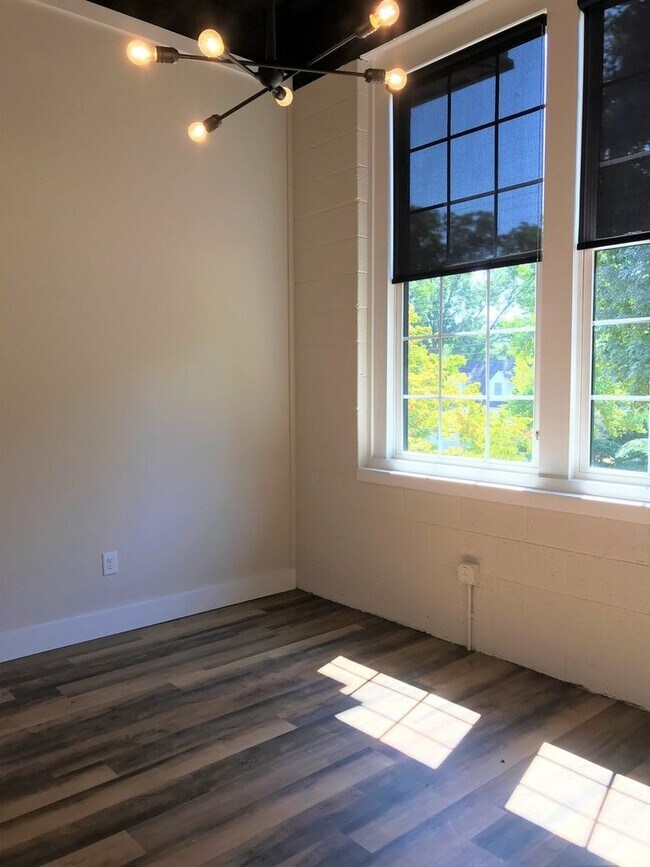 Building Photo - Furnished Inclusive  Waiting for YOU