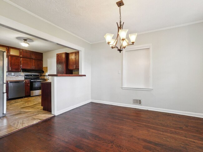 Building Photo - Pet Friendly 3 Bedroom/2 Bathroom Single F...