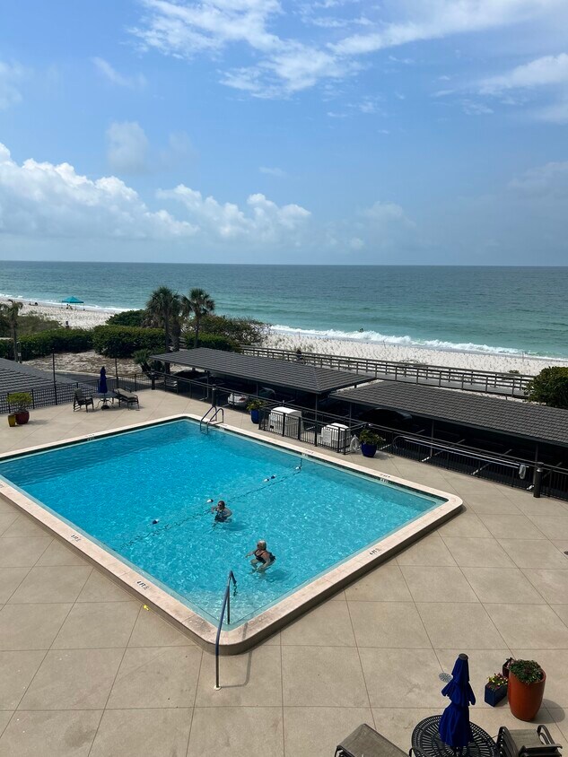 L shaped large balcony - 7650 Bayshore Dr