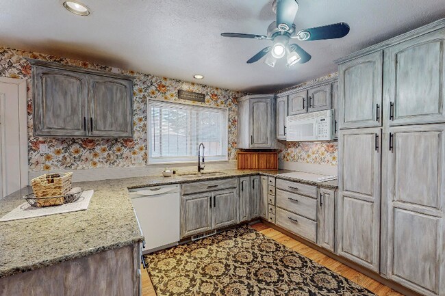 Building Photo - 3700 Alvarado Dr NE