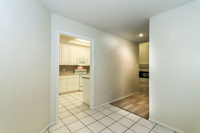 Building Photo - Gorgeous Town-Home In Convenient Location!
