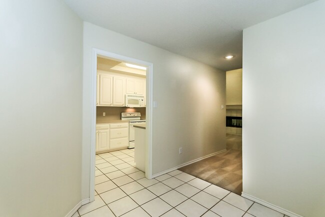 Foto del edificio - Gorgeous Town-Home In Convenient Location!