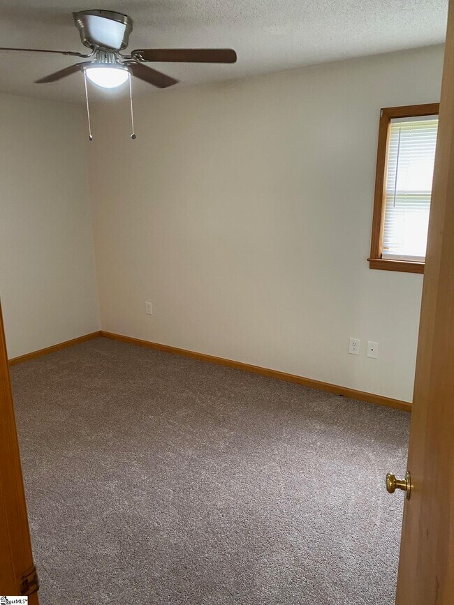 Foto del edificio - 493 Tanyard Rd